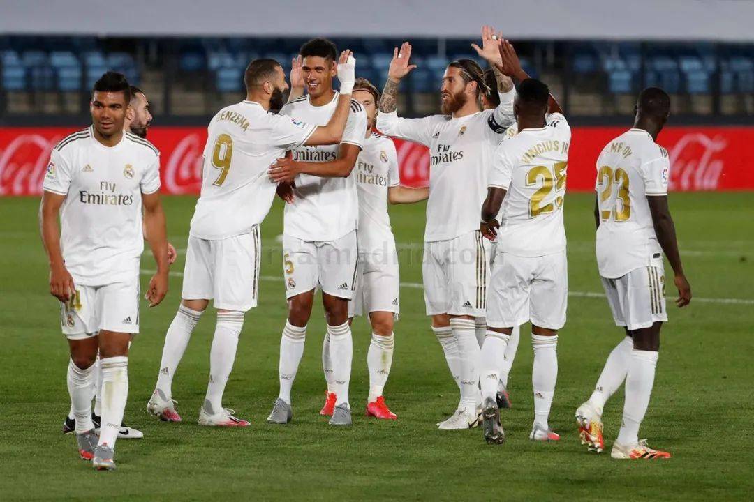 葡超比赛一球员受伤需要担架，对方球员帮忙传递担架吃黄牌