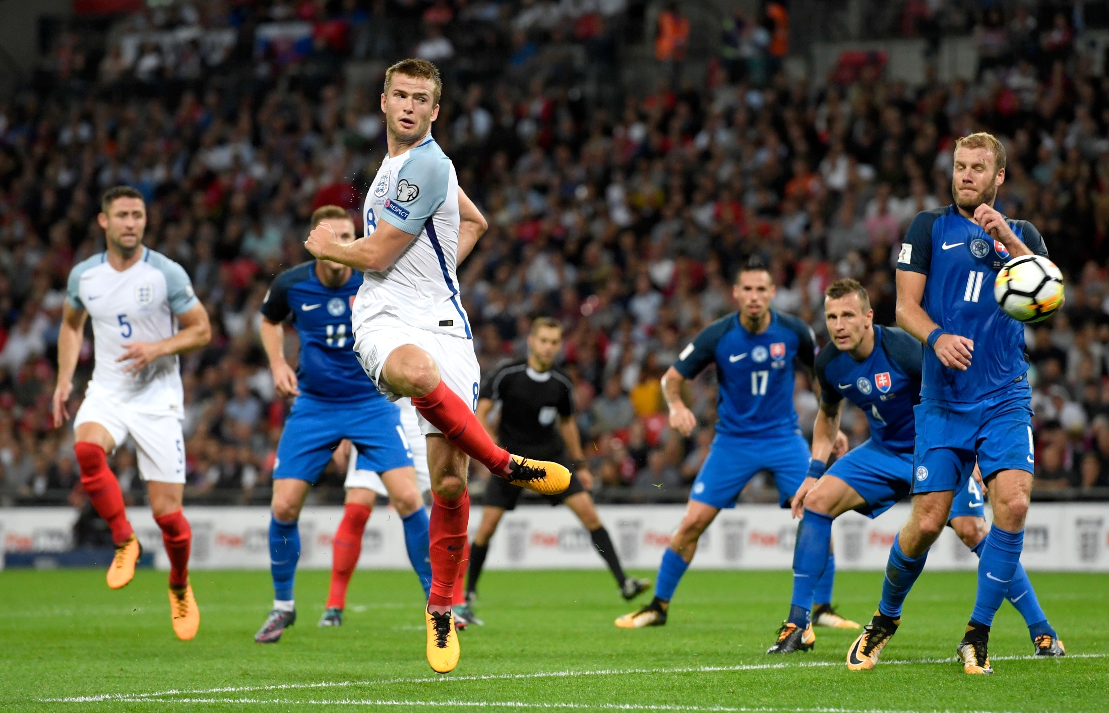 德塞利选择范德萨、卡洛斯、拉莫斯等球员，展现其独特风格与偏好。